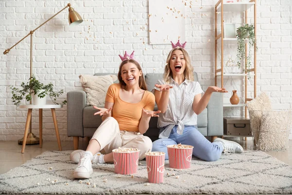 Young Sisters Crowns Throwing Popcorn Home — Stock Photo, Image