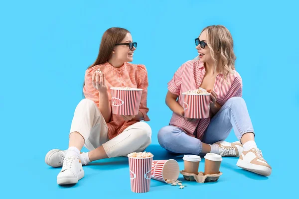 Junge Schwestern Gläsern Mit Popcorn Auf Blauem Hintergrund — Stockfoto