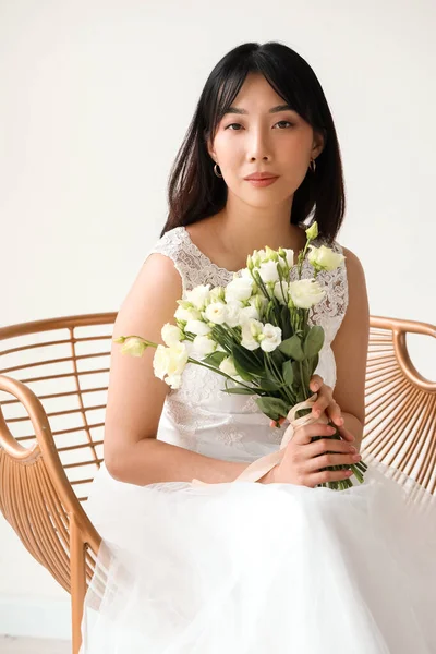 Mooie Jonge Aziatische Bruid Met Boeket Van Eustoma Bloemen Witte — Stockfoto