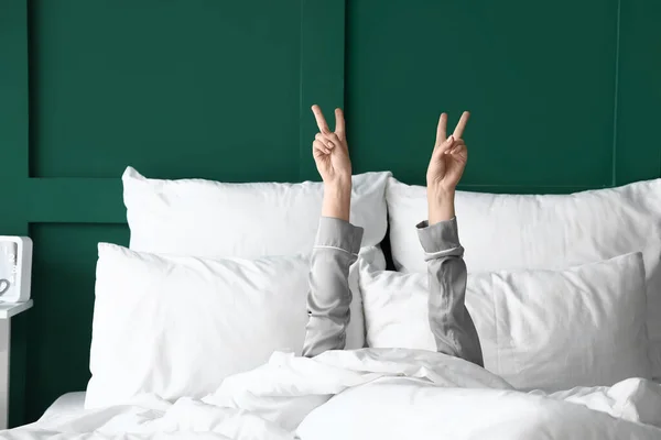 Morning Young Woman Showing Victory Gesture Bed — Stock Photo, Image