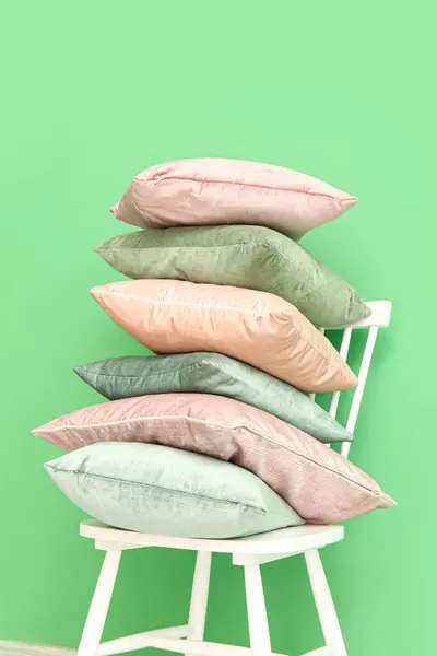 Yeşil Duvarın Yanındaki Sandalyede Şık Yastıklar — Stok fotoğraf