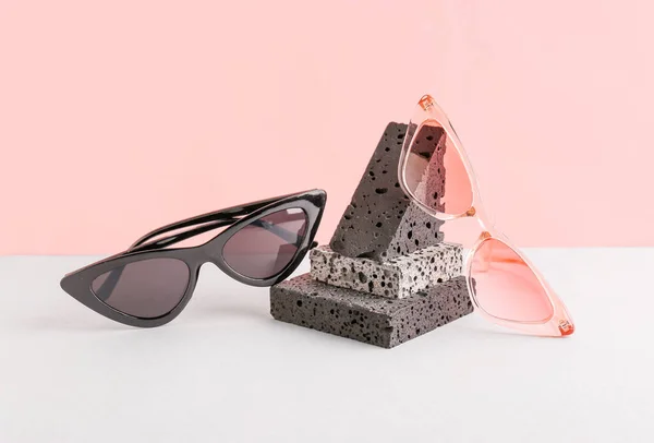 Dekorativa Pallen Med Snygga Solglasögon Färg Bakgrund — Stockfoto