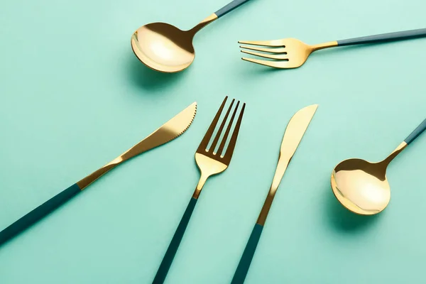 Stylish Cutlery Green Background — Stock Photo, Image