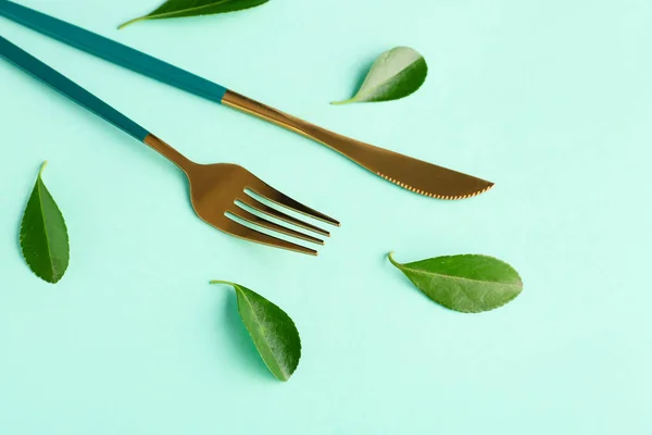 Stylish Fork Knife Leaves Green Background — Stock Photo, Image