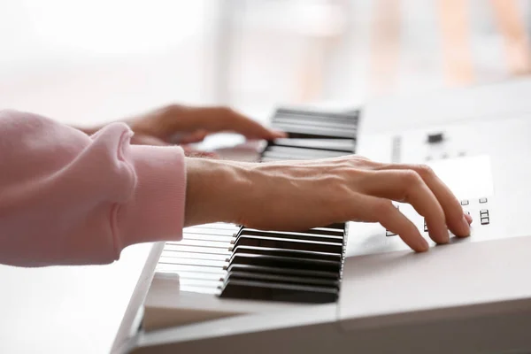 Musicista Sesso Maschile Che Suona Sintetizzatore Casa Primo Piano — Foto Stock
