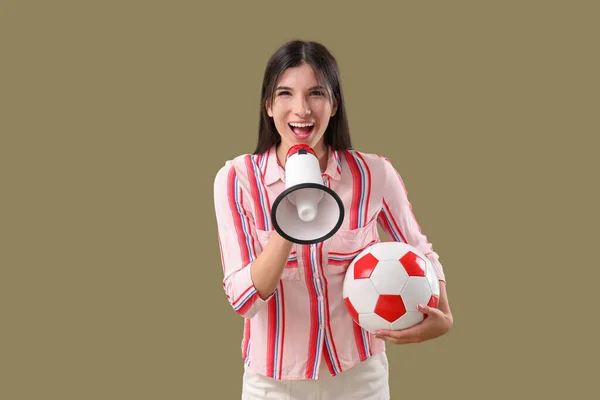 Νεαρή Γυναίκα Μπάλα Ποδοσφαίρου Και Μεγάφωνο Στο Φόντο Χρώμα — Φωτογραφία Αρχείου