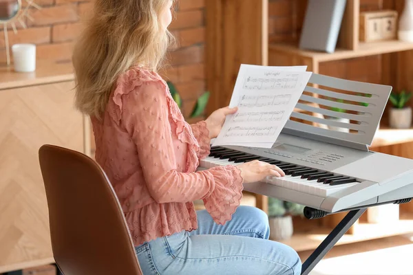 Νεαρή Γυναίκα Μουσικός Παίζει Synthesizer Στο Σπίτι — Φωτογραφία Αρχείου