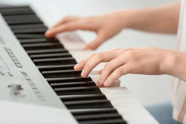 Giovane Musicista Donna Che Suona Sintetizzatore Primo Piano — Foto Stock