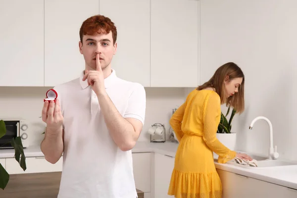 Junger Mann Mit Verlobungsring Zeigt Schweigegegeste Bevor Seiner Freundin Küche — Stockfoto