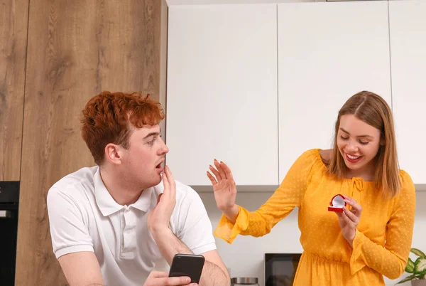 Young Woman Proposing Her Boyfriend Kitchen — Stock Photo, Image