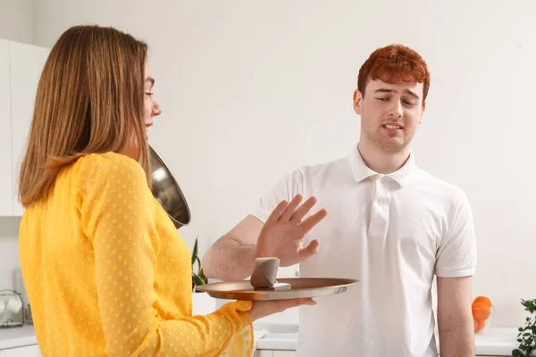 Молодой Человек Отвергает Предложение Браке Своей Подруги Кухне — стоковое фото