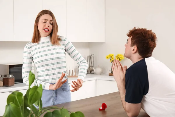 Young Woman Rejecting Marriage Proposal Kitchen — Stock Photo, Image