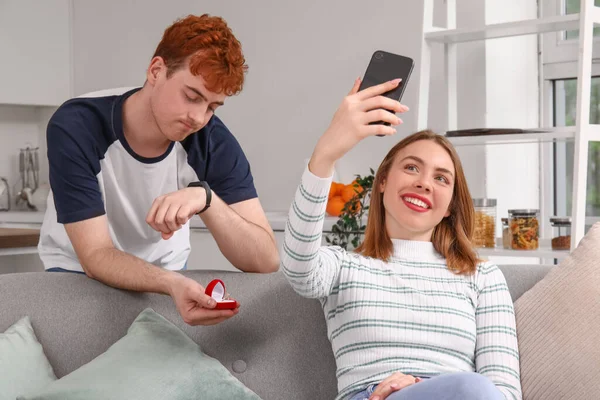 Fiatal Férfi Megkéri Barátnője Kezét Mobiltelefonnal Konyhában — Stock Fotó