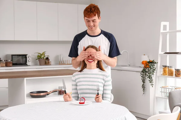 Junger Mann Macht Seiner Freundin Küche Einen Heiratsantrag — Stockfoto