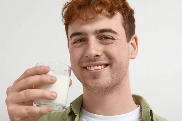 Junger Mann Mit Milchglas Auf Weißem Hintergrund Nahaufnahme — Stockfoto