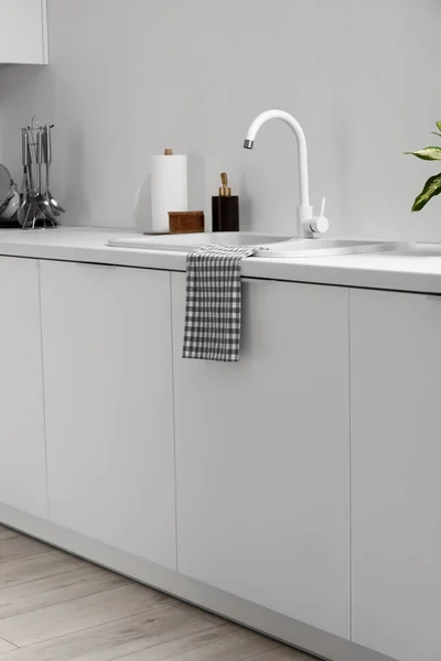 Meja Putih Dengan Wastafel Dan Laci Dapur Ringan — Stok Foto