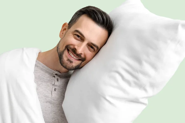 Schöner Mann Mit Weichem Kissen Und Decke Auf Grünem Hintergrund — Stockfoto