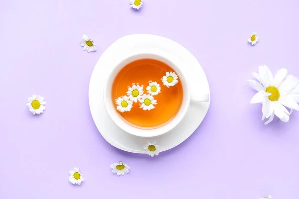 Filiżanka Naturalnej Herbaty Rumiankowej Kwiatami Tle Liliowym — Zdjęcie stockowe