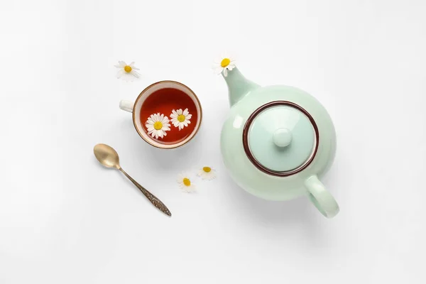 Teekanne Mit Natürlichem Kamillentee Und Blumen Auf Weißem Hintergrund — Stockfoto