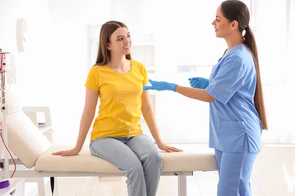 Donante Sangre Femenina Hablando Con Enfermera Clínica —  Fotos de Stock