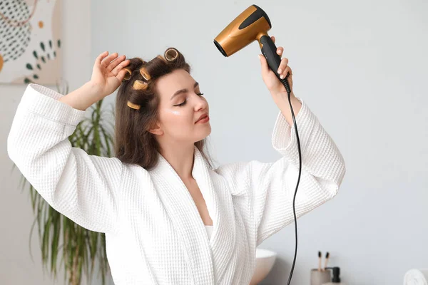 Saç Kurutma Makinesi Bigudileri Olan Güzel Bir Kadın — Stok fotoğraf