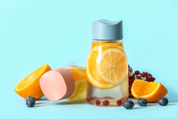 Sport Flaskor Infunderat Vatten Med Orange Skivor Blå Bakgrund — Stockfoto