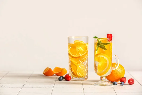 Szemüveg Infúziós Víz Narancs Szeletek Fehér Csempe Háttér — Stock Fotó