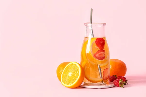 Flaska Infunderat Vatten Med Orange Skivor Rosa Bakgrund — Stockfoto