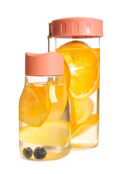 Bottiglie Sportive Acqua Infusa Con Fette Arancia Sfondo Bianco — Foto Stock