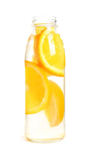白い背景にオレンジのスライスと注入水のボトル — ストック写真