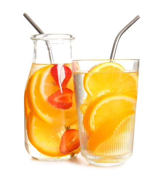 Üveg Palack Infúziós Víz Narancssárga Szeletekkel Fehér Alapon — Stock Fotó