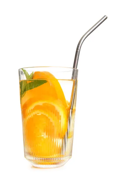 Склянка Наповненої Води Апельсиновими Скибочками Білому Тлі — стокове фото
