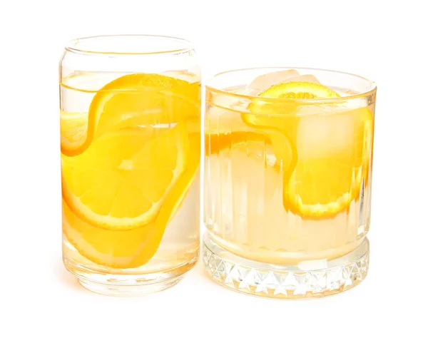 Ποτήρια Από Εμποτισμένο Νερό Φέτες Πορτοκαλιού Λευκό Φόντο — Φωτογραφία Αρχείου