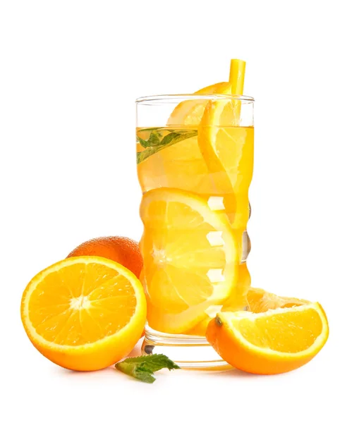 Sklenice Infuzní Vody Oranžovými Plátky Bílém Pozadí — Stock fotografie