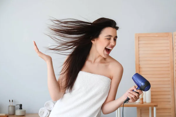 Saç Kurutma Makinesi Olan Güzel Bir Kadın Banyoda Şarkı Söylüyor — Stok fotoğraf