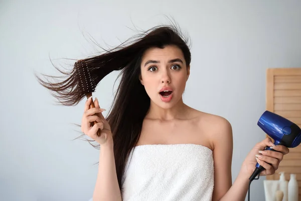 Saç Kurutma Makinesi Banyoda Fırçayla Şok Olmuş Genç Bir Kadın — Stok fotoğraf