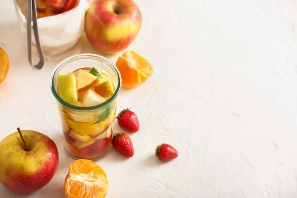 Vaso Agua Infundida Con Diferentes Frutas Rodajas Sobre Mesa Blanca — Foto de Stock