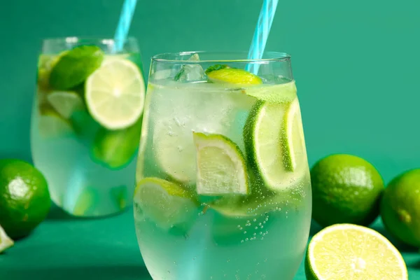 Glasses Cold Mojito Lime Green Background — Stock Photo, Image