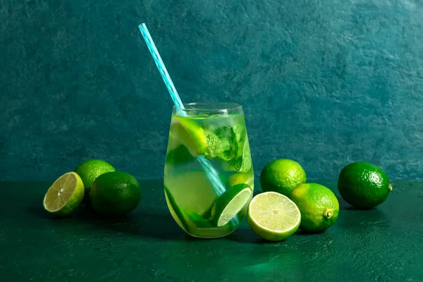 Склянка Холодного Мохіто Лайма Зеленому Столі — стокове фото