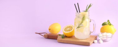 Mason kavanozu dolusu taze limonata ve eflatun arkaplan malzemesi.