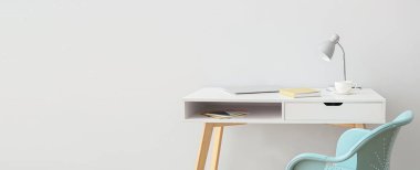 İşyeri, dizüstü bilgisayarı, lambası ve ışık duvarının yanındaki sandalye. Tasarım için pankart