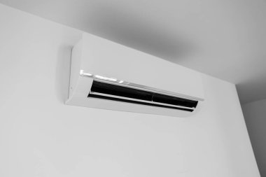 Odadaki ışık duvarında asılı modern klima.