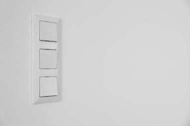 Beyaz duvardaki modern düğmeler