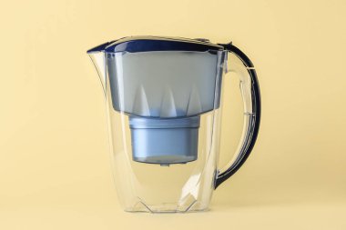 Bej arkaplanda su filtresi sürahisi