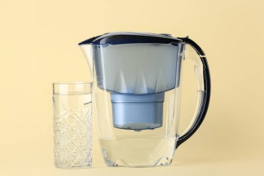 Bej arkaplanda cam olan su filtresi testisi