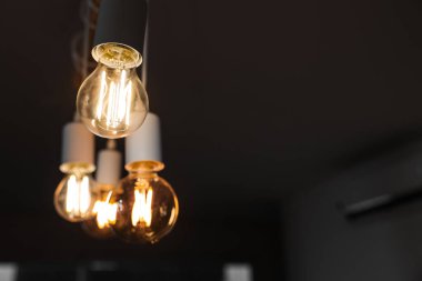 Karanlık odada parlayan ampuller