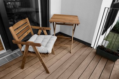 Modern balkonda ahşap sandalye ve masa