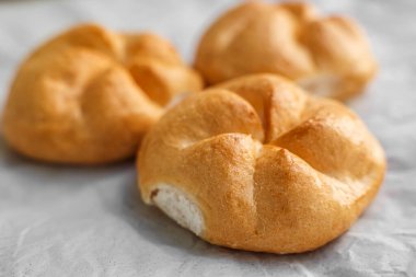 Kaiser beyaz kağıt üzerinde yuvarlanıyor, yakın plan.