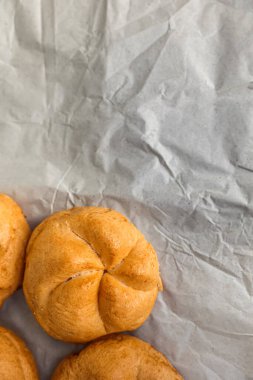 Kaiser beyaz kağıt üzerinde yuvarlanıyor