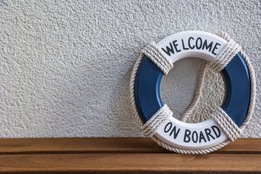 Oyuncak yüzük şamandırası ışık duvarının yanındaki masada.